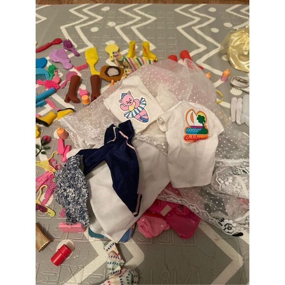 Vintage Barbies & Vintage Clothes & Vintage Accessories Big Lot - Picture 15 of 16